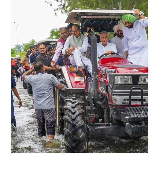 शिवराज सिंह चौहान ने किया पंजाब के बाढ़ प्रभावित इलाकों का दौरा, किसानों को दिया राहत का भरोसा